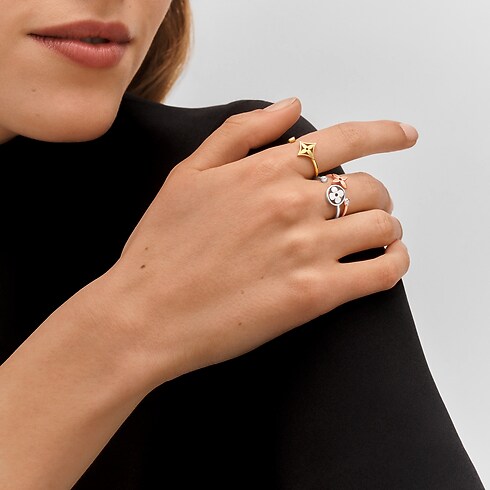 แหวน Idylle Blossom ทอง 3 ชนิดและเพชร in จิวเวลรี่'s หมวดหมู่ ไฟน์จิวเวลรี่ทั้งหมด collections by Louis Vuitton (การย่อ/ขยายผลิตภัณฑ์)