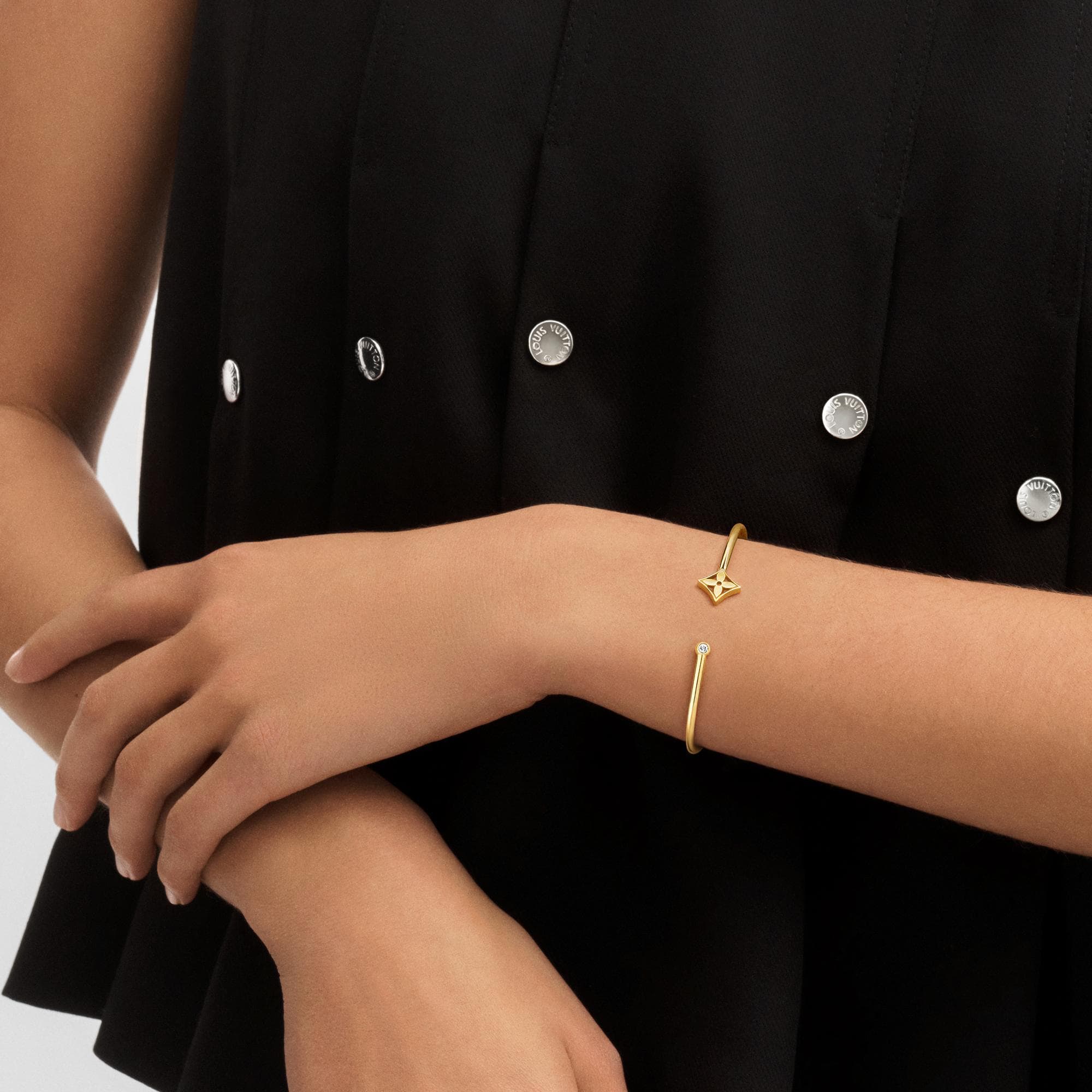 กำไลข้อมือ IDYLLE BLOSSOM TWIST, เยลโลว์โกลด์  in จิวเวลรี่