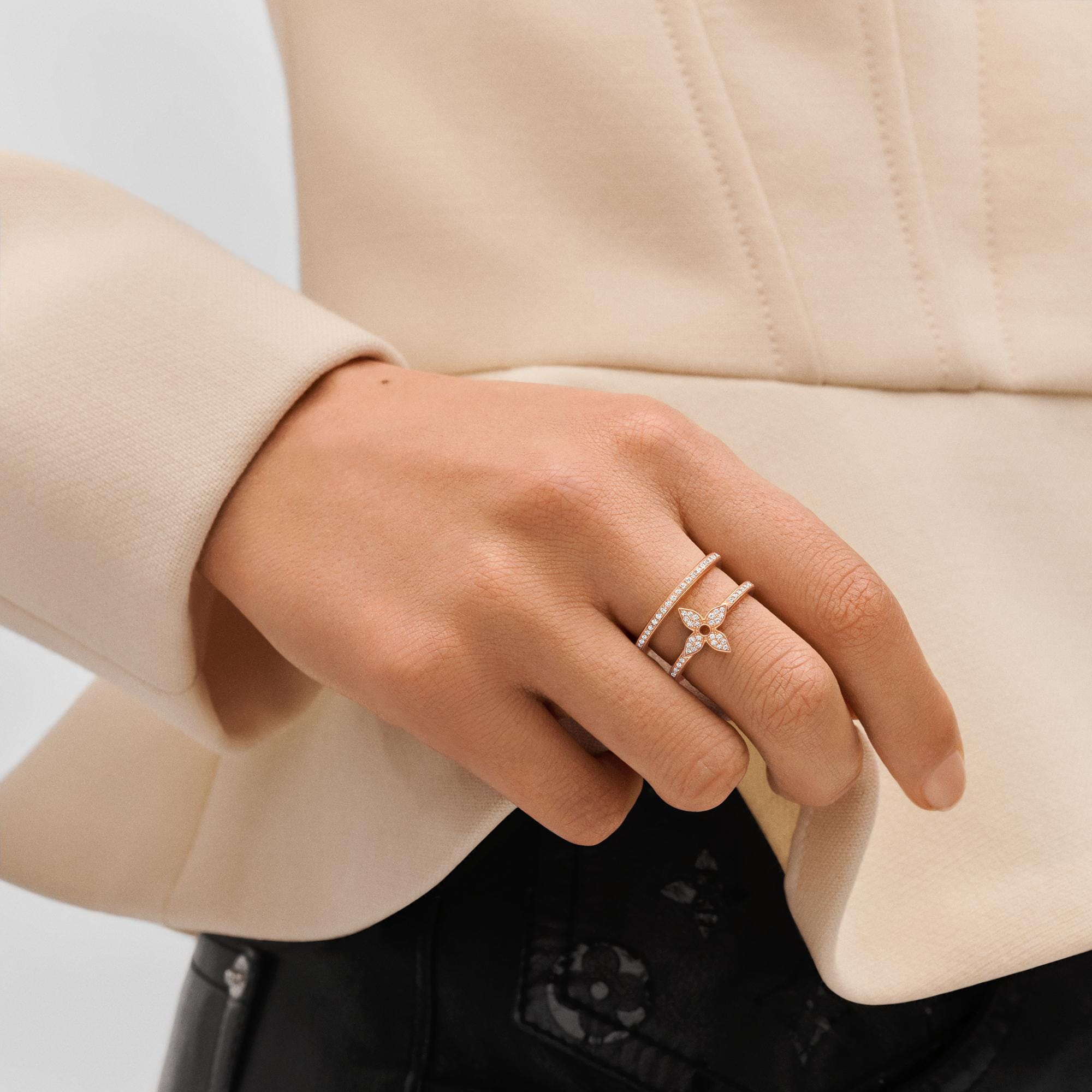 แหวน Idylle Blossom Two-Row, พิงค์โกลด์และเพชร  จิวเวลรี่ หมวดหมู่ ไฟน์จิวเวลรี่ทั้งหมด | LOUIS VUITTON (การย่อ/ขยายผลิตภัณฑ์)