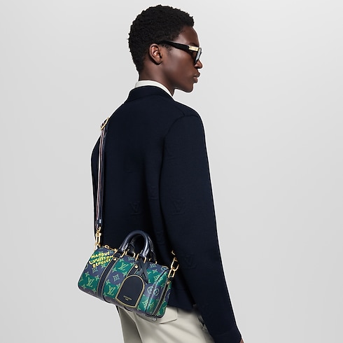 กระเป๋ารุ่น Keepall Bandoulière 25 Monogram Other in กระเป๋าและผลิตภัณฑ์เครื่องหนังขนาดเล็ก's สำหรับผู้ชาย ไอคอนิก collections by Louis Vuitton (การย่อ/ขยายผลิตภัณฑ์)