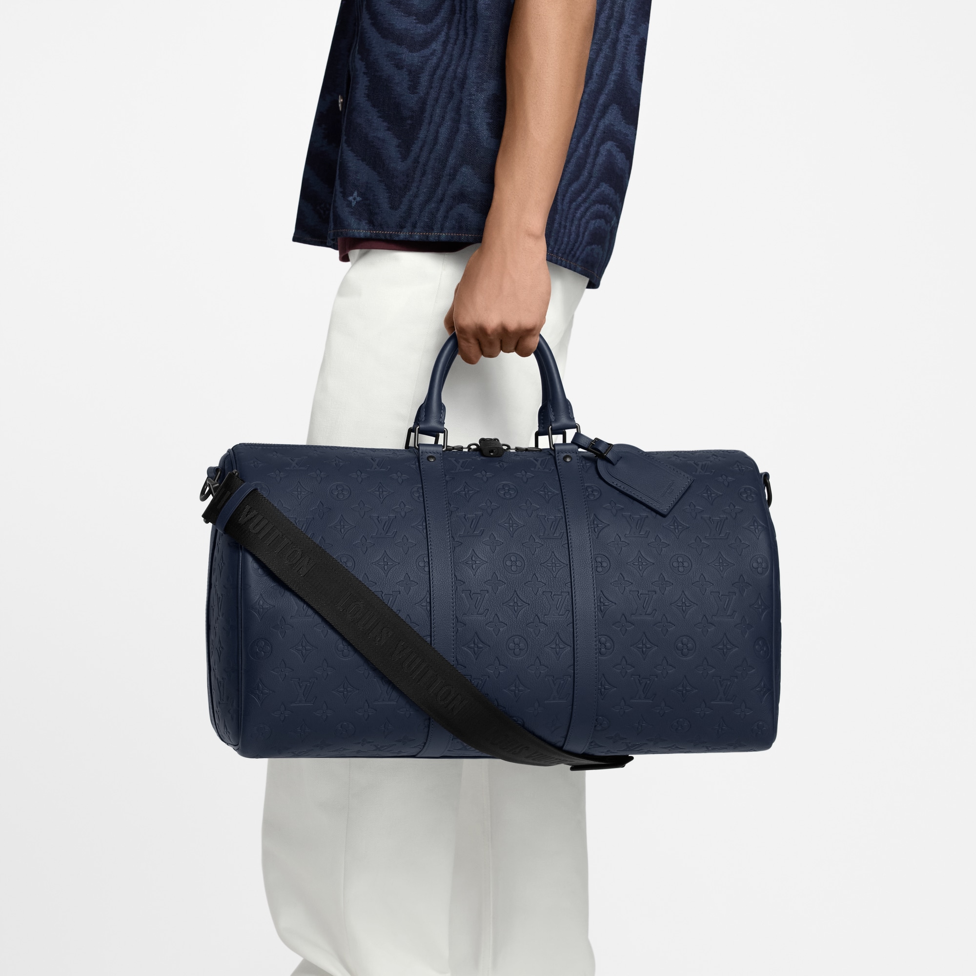 กระเป๋ารุ่น Keepall Bandoulière 50 Monogram Shadow in กระเป๋าและผลิตภัณฑ์เครื่องหนังขนาดเล็ก
