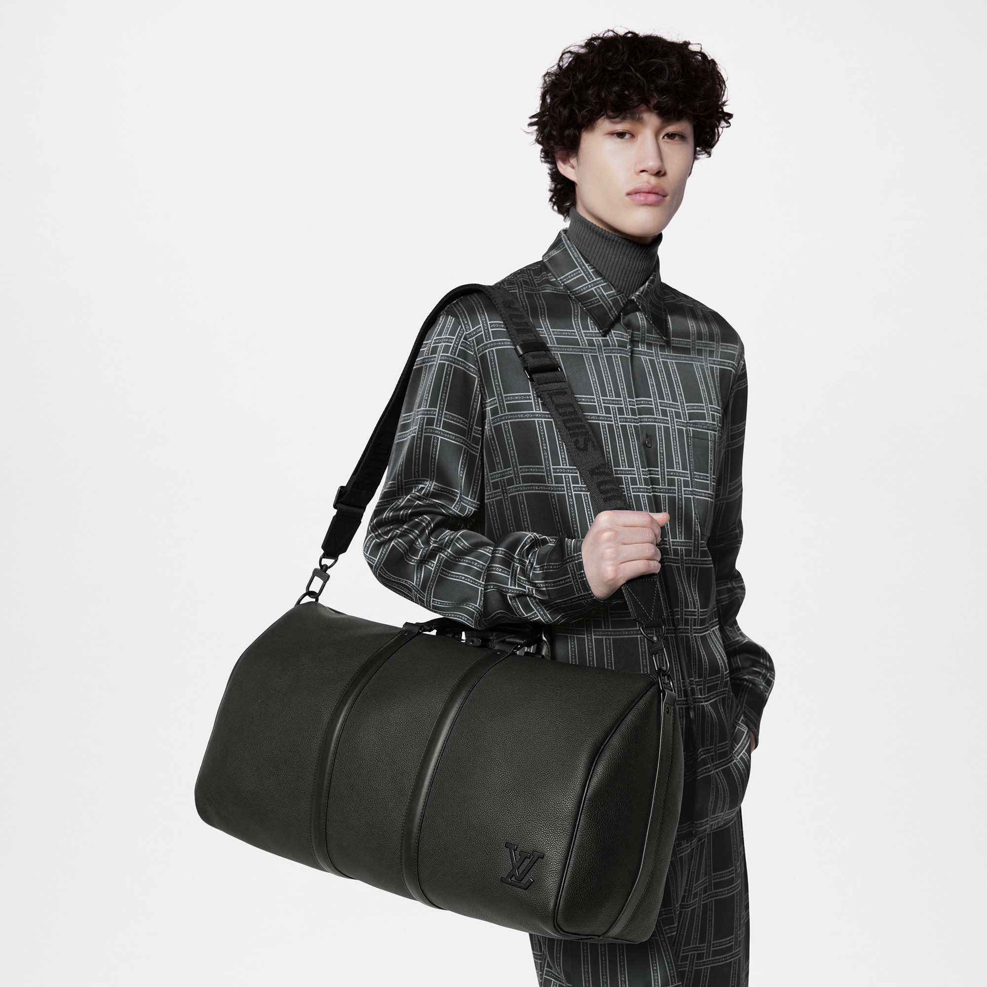 กระเป๋ารุ่น Keepall Bandoulière 50 LV Aerogram in ผู้ชาย
