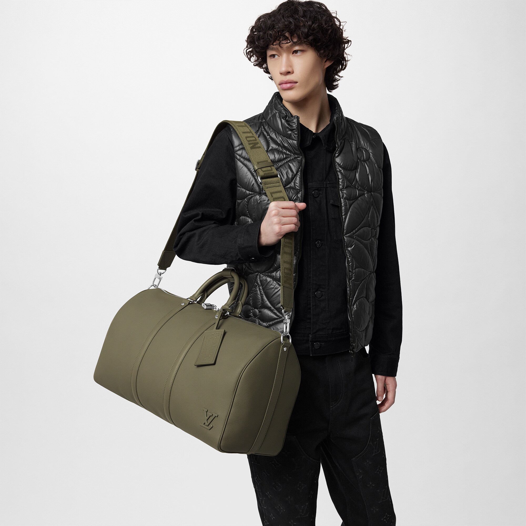 กระเป๋ารุ่น Keepall Bandoulière 50 LV Aerogram in ผู้ชาย