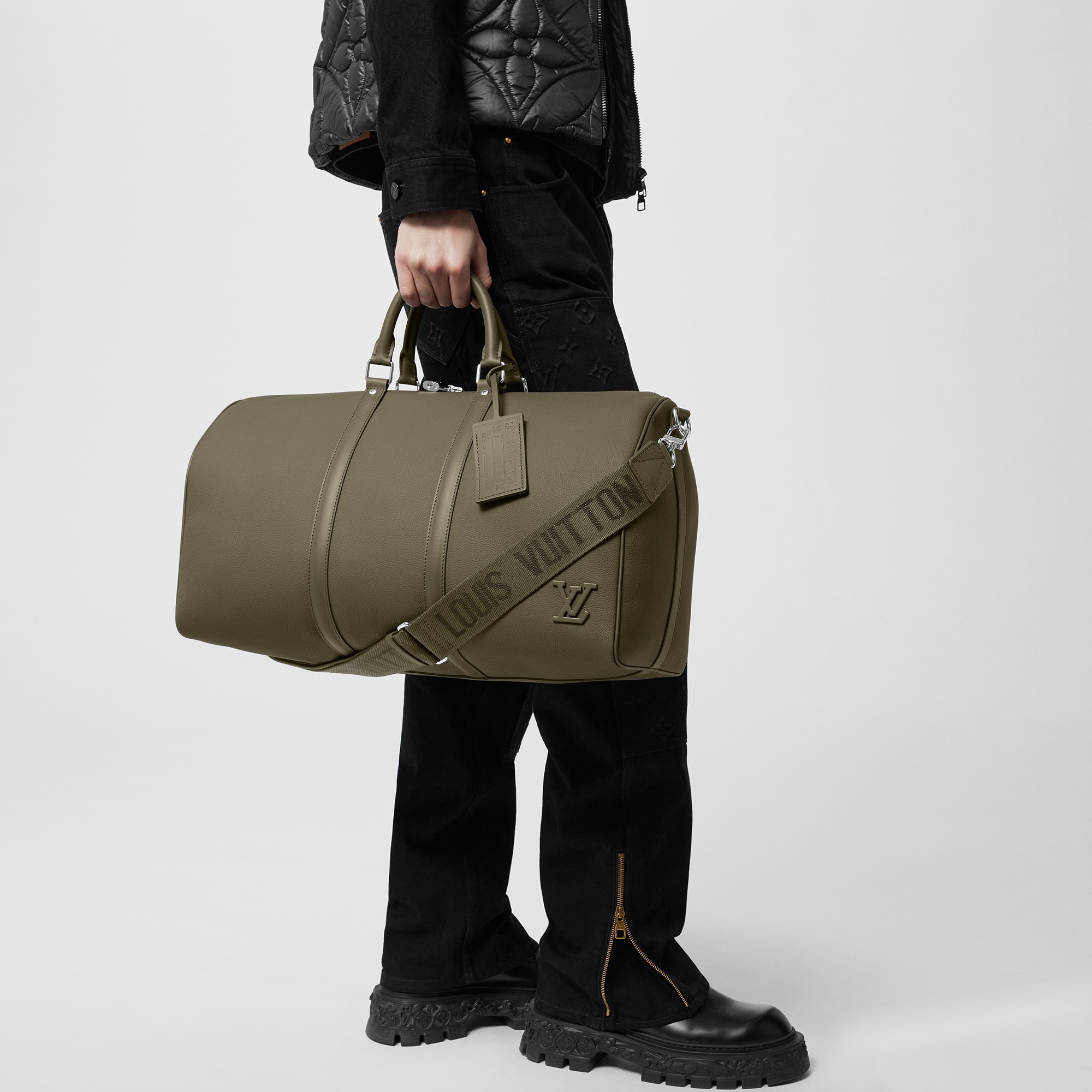 กระเป๋ารุ่น Keepall Bandoulière 50 LV Aerogram in ผู้ชาย