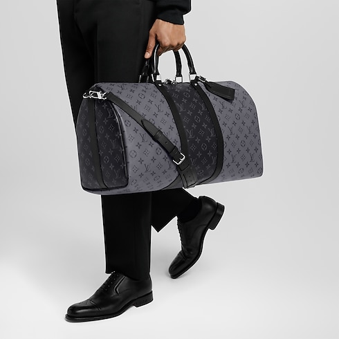 กระเป๋าเดินทางรุ่น Keepall Bandoulière 50 Monogram Eclipse in ผู้ชาย's การเดินทางและท่องเที่ยว กระเป๋าเดินทางแบบถือสำหรับผู้ชาย collections by Louis Vuitton (การย่อ/ขยายผลิตภัณฑ์)
