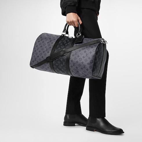 กระเป๋าเดินทางรุ่น Keepall Bandoulière 50 Monogram Eclipse in ผู้ชาย's การเดินทางและท่องเที่ยว กระเป๋าเดินทางแบบถือสำหรับผู้ชาย collections by Louis Vuitton (การย่อ/ขยายผลิตภัณฑ์)