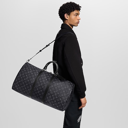 กระเป๋ารุ่น Keepall Bandoulière 55 Monogram Eclipse in ผู้ชาย's การเดินทางและท่องเที่ยว กระเป๋าเดินทางแบบถือสำหรับผู้ชาย collections by Louis Vuitton (การย่อ/ขยายผลิตภัณฑ์)