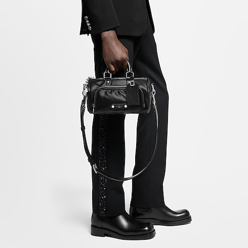 กระเป๋ารุ่น Keepall Cargo Bandoulière 25 หนังประเภทอื่น in กระเป๋าและผลิตภัณฑ์เครื่องหนังขนาดเล็ก's สำหรับผู้ชาย ไอคอนิก collections by Louis Vuitton (การย่อ/ขยายผลิตภัณฑ์)