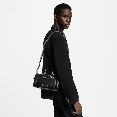 กระเป๋ารุ่น Keepall Cargo Bandoulière 25 หนังประเภทอื่น in กระเป๋าและผลิตภัณฑ์เครื่องหนังขนาดเล็ก's สำหรับผู้ชาย ไอคอนิก collections by Louis Vuitton (การย่อ/ขยายผลิตภัณฑ์)