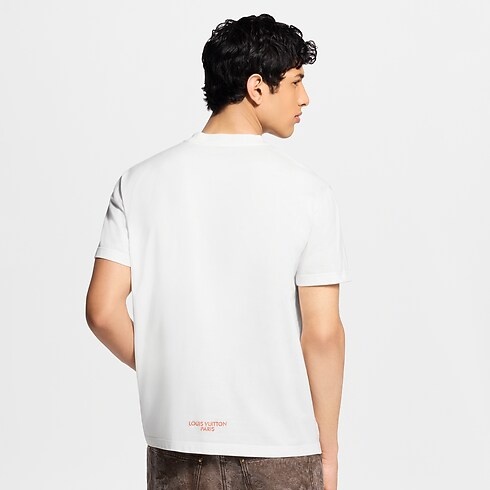 เสื้อยืดลายสัญลักษณ์แบบเลเซอร์คัท cropped worn view