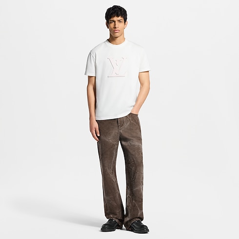 เสื้อยืดลายสัญลักษณ์แบบเลเซอร์คัท worn view