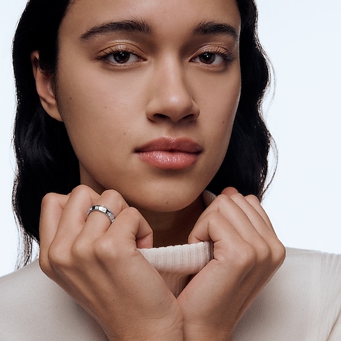 แหวนขนาดกลาง Le Damier de Louis Vuitton ไวท์โกลด์และเพชร in จิวเวลรี่'s หมวดหมู่ แหวน collections by Louis Vuitton (การย่อ/ขยายผลิตภัณฑ์)