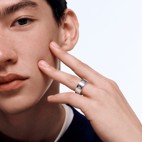 Les Gaston Vuitton Small Ring, White Gold in จิวเวลรี่'s หมวดหมู่ แหวน collections by Louis Vuitton (การย่อ/ขยายผลิตภัณฑ์)