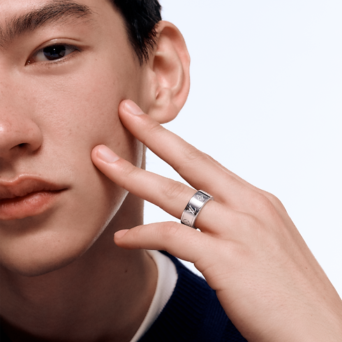 Les Gaston Vuitton Small Ring, White Gold in จิวเวลรี่'s หมวดหมู่ แหวน collections by Louis Vuitton (การย่อ/ขยายผลิตภัณฑ์)