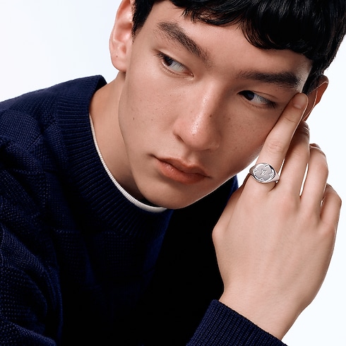 Les Gastons Vuitton Signet Ring, White Gold in จิวเวลรี่'s หมวดหมู่ แหวน collections by Louis Vuitton (การย่อ/ขยายผลิตภัณฑ์)