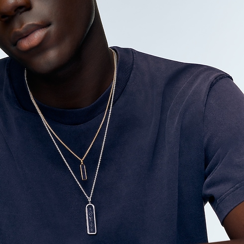 จี้ Les Gastons Vuitton Small Tag เยลโลว์โกลด์และไทเทเนียม in Les Extraordinaires's จิวเวลรี่ สร้อยคอและจี้ collections by Louis Vuitton (การย่อ/ขยายผลิตภัณฑ์)