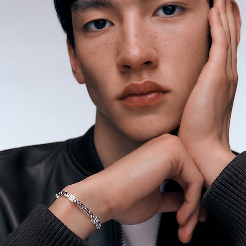 Les Gastons Vuitton Trunk Bracelet, White Gold and Diamonds in จิวเวลรี่'s หมวดหมู่ กำไลและสร้อยข้อมือ collections by Louis Vuitton (การย่อ/ขยายผลิตภัณฑ์)