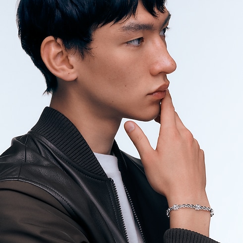 Les Gastons Vuitton Trunk Bracelet, White Gold and Diamonds in จิวเวลรี่'s หมวดหมู่ กำไลและสร้อยข้อมือ collections by Louis Vuitton (การย่อ/ขยายผลิตภัณฑ์)