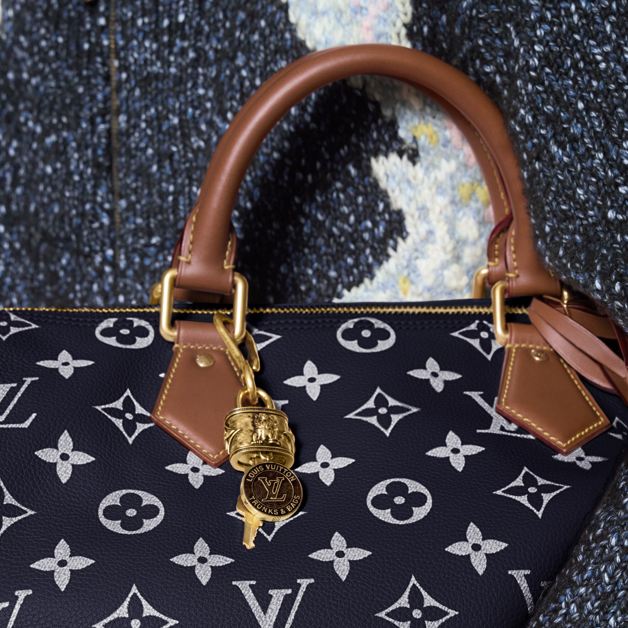 ชาร์มรุ่น Lion . in ผู้ชาย