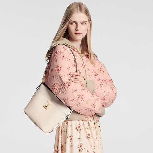 กระเป๋ารุ่น Lock and Walk Lockme in ผู้หญิง's กระเป๋าถือ คอลเล็คชั่นทั้งหมด collections by Louis Vuitton (การย่อ/ขยายผลิตภัณฑ์)