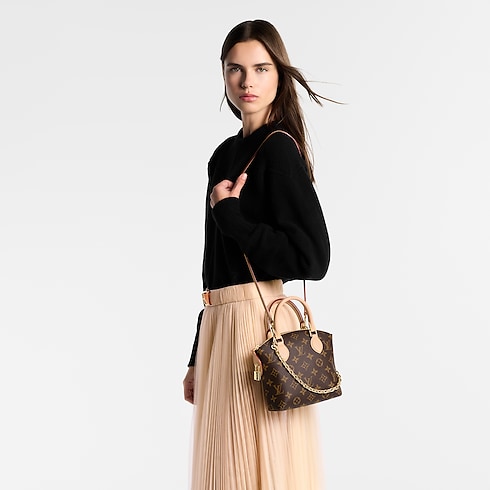 กระเป๋ารุ่น Lockit BB Monogram in ผู้หญิง's กระเป๋าถือ กระเป๋าถือสำหรับผู้หญิง collections by Louis Vuitton (การย่อ/ขยายผลิตภัณฑ์)