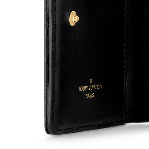 กระเป๋าสตางค์รุ่น Lou Coussin in ผู้หญิง's กระเป๋าสตางค์และผลิตภัณฑ์เครื่องหนังขนาดเล็ก กระเป๋าสตางค์สำหรับผู้หญิง collections by Louis Vuitton (การย่อ/ขยายผลิตภัณฑ์)