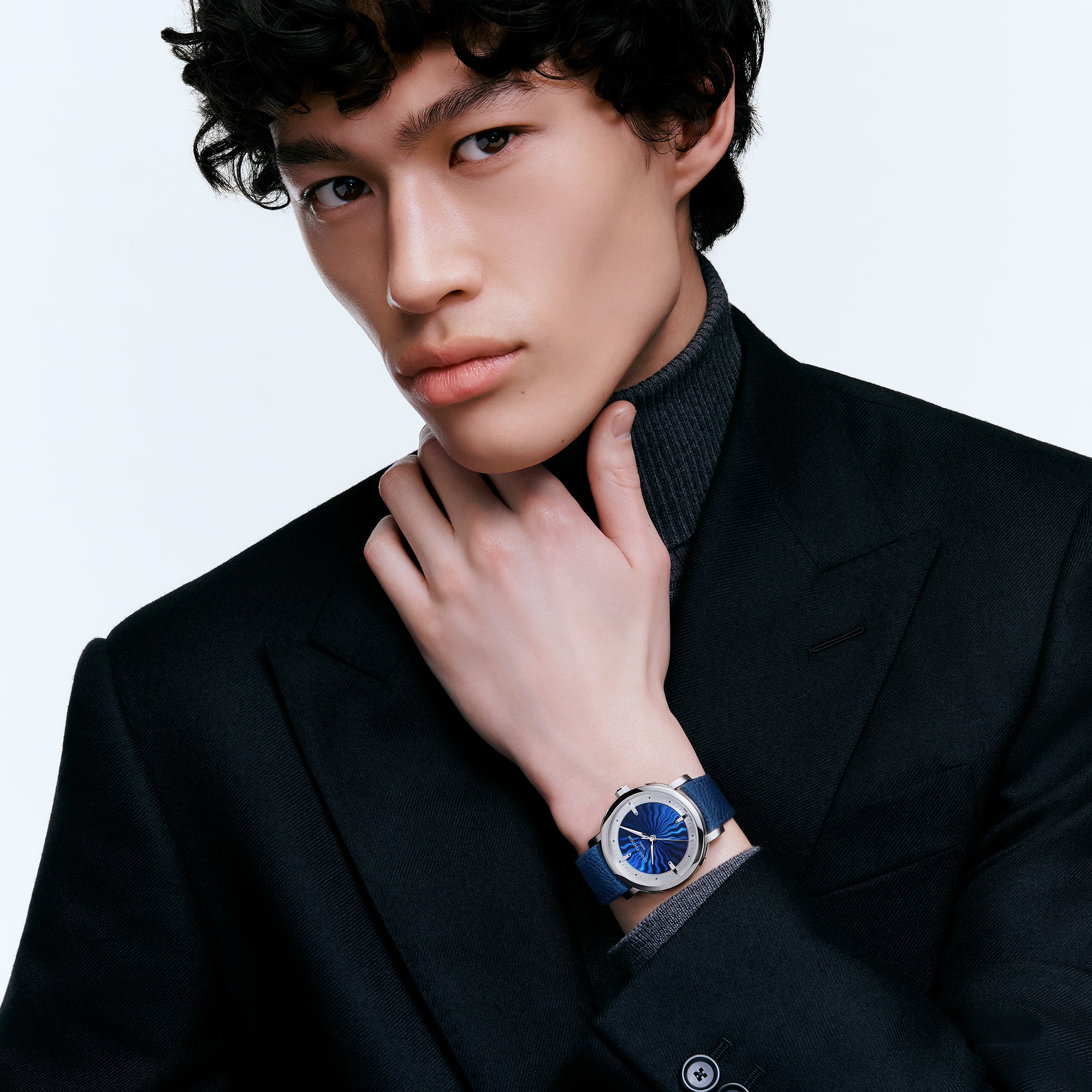 นาฬิการุ่น Louis Vuitton Escale ระบบอัตโนมัติ 39 มม. แพลทินัม  in นาฬิกา