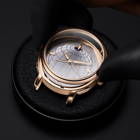 Louis Vuitton Escale Twin Zone, 41mm, Platinum and diamonds in นาฬิกา's นาฬิกาข้อมือแบรนด์หรู } collections by Louis Vuitton