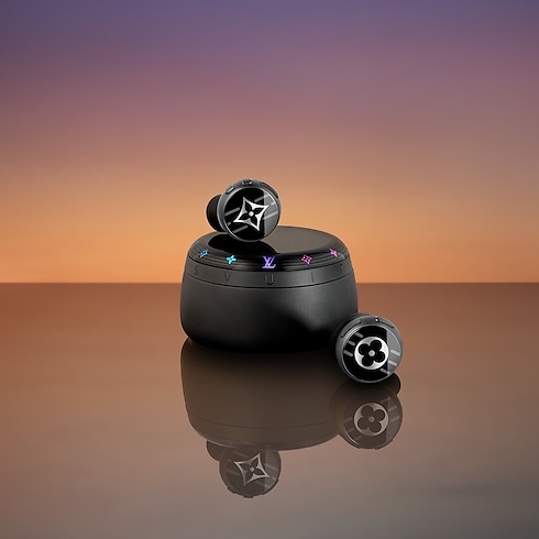 หูฟังรุ่น Louis Vuitton Horizon Light Up สีดำ in ทรังก์ การเดินทาง และ บ้าน's อุปกรณ์ไฮเทคและแอคเซสเซอรี่ เสียง,นาฬิกา และ แอคเซสเซอรี่ collections by Louis Vuitton (การย่อ/ขยายผลิตภัณฑ์)