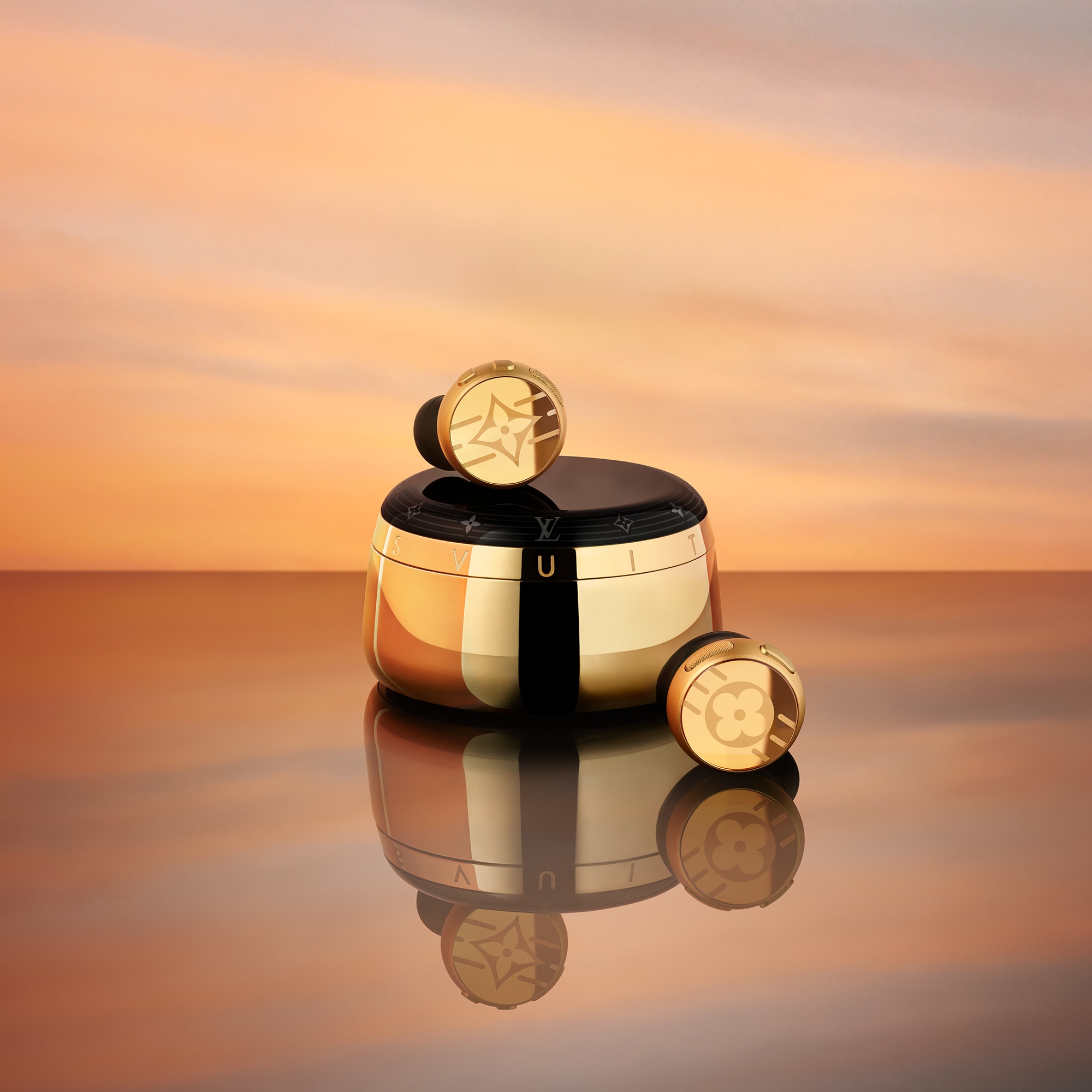 หูฟังรุ่น Louis Vuitton Horizon Light Up สีทอง  in ทรังก์ การเดินทาง และ บ้าน