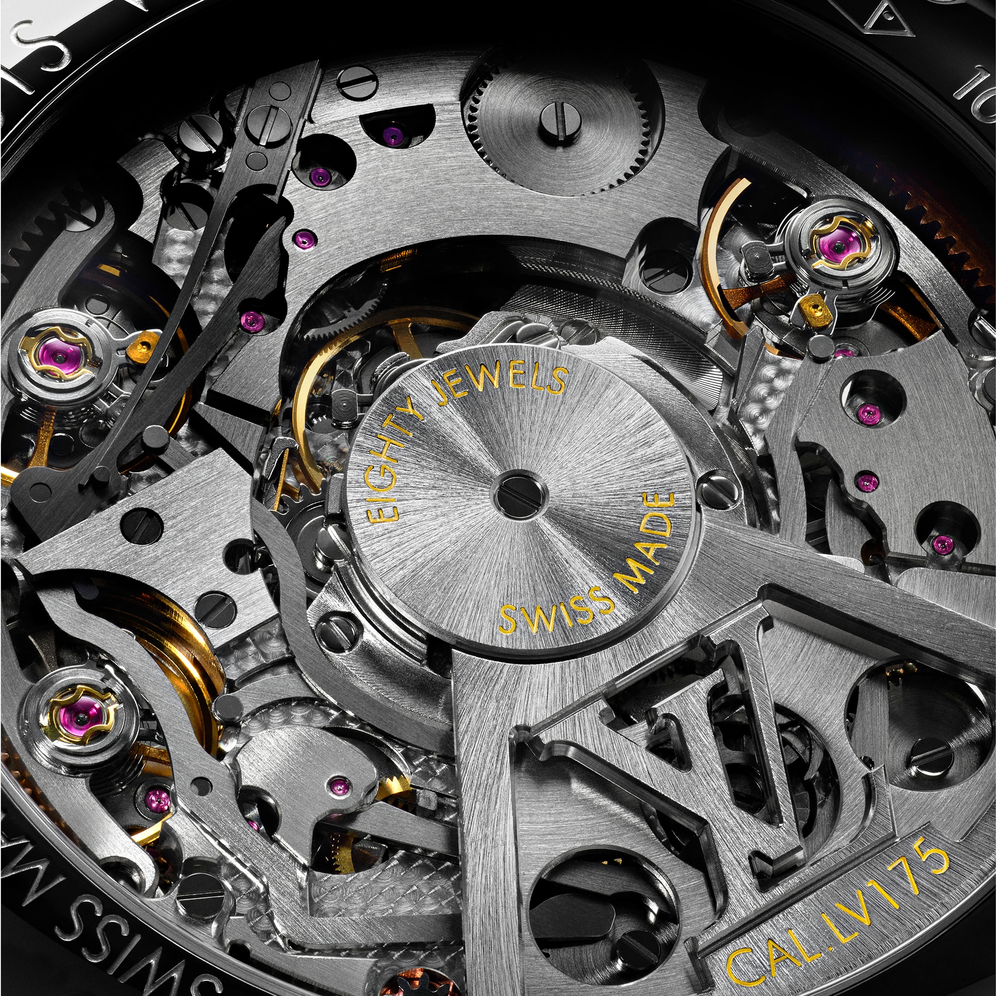 หนังสือ Louis Vuitton Tambour  in ทรังก์ การเดินทาง และ บ้าน