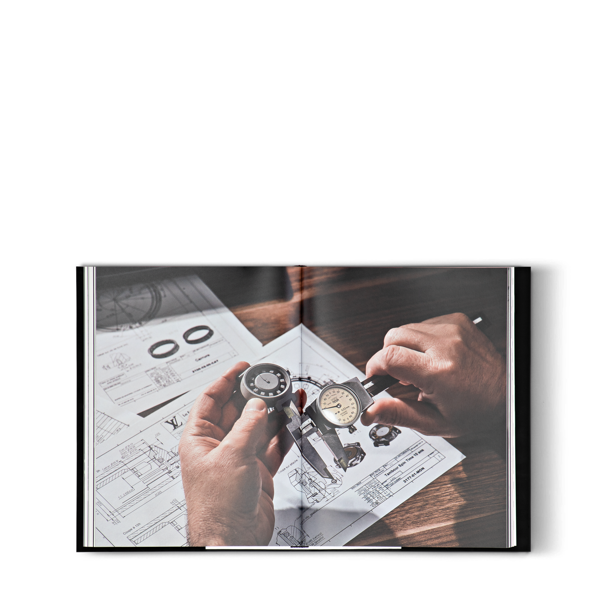 หนังสือ Louis Vuitton Tambour  in ทรังก์ การเดินทาง และ บ้าน