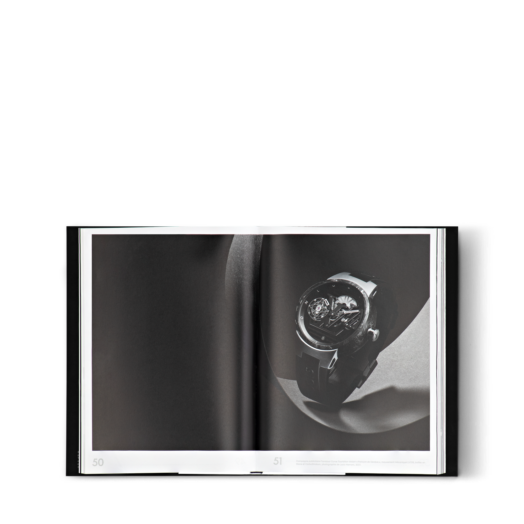 หนังสือ Louis Vuitton Tambour  in ทรังก์ การเดินทาง และ บ้าน