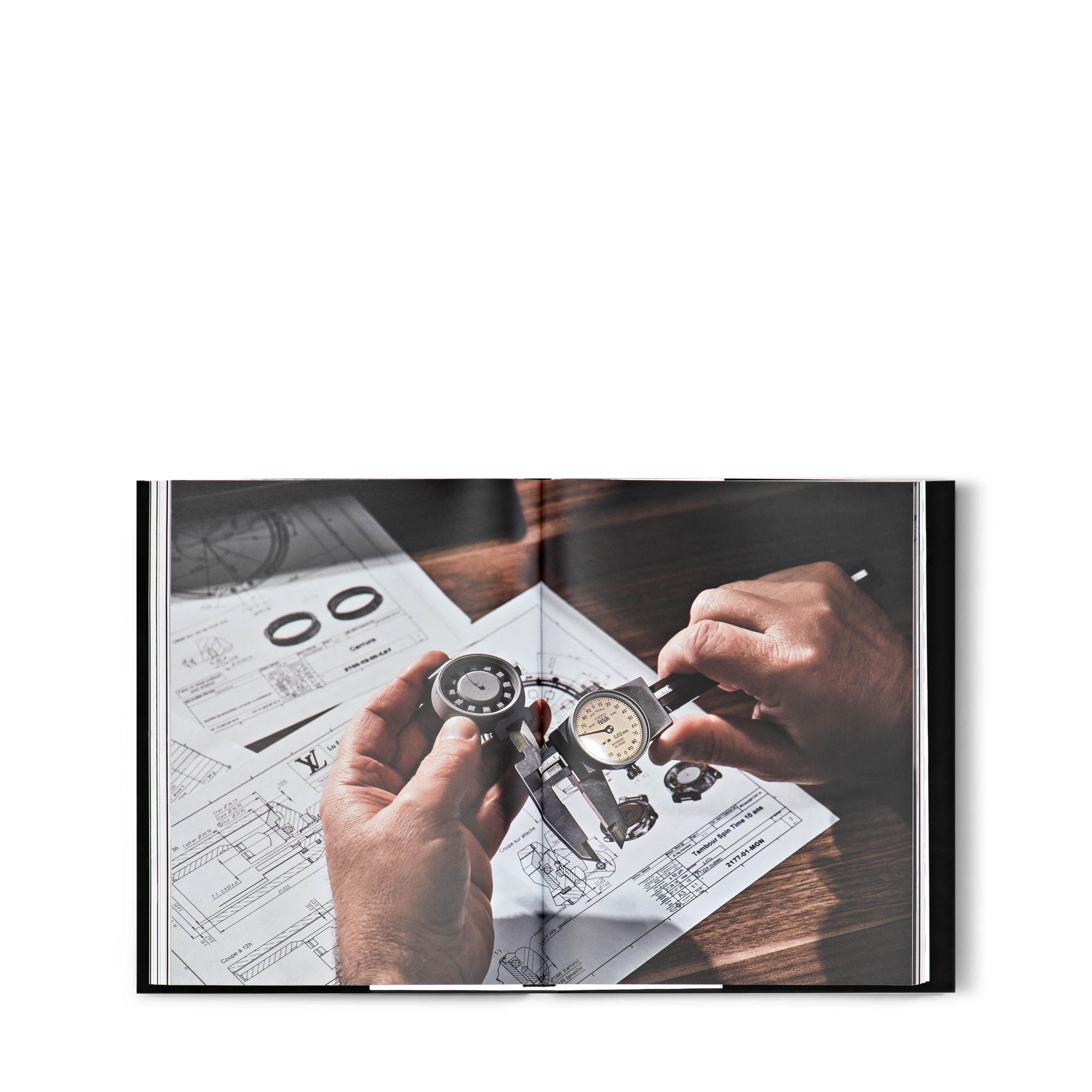 หนังสือ Louis Vuitton Tambour  in ทรังก์ การเดินทาง และ บ้าน