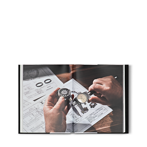 หนังสือ Louis Vuitton Tambour in ทรังก์ การเดินทาง และ บ้าน's หนังสือและเครื่องเขียน หนังสือปกแข็ง collections by Louis Vuitton (การย่อ/ขยายผลิตภัณฑ์)