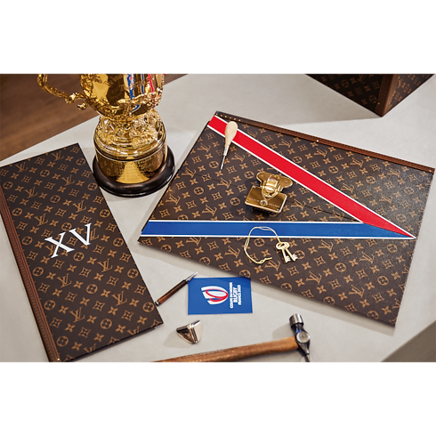 หนังสือ Louis Vuitton Trophy Trunks in ทรังก์ การเดินทาง และ บ้าน's หนังสือและเครื่องเขียน หนังสือปกแข็ง collections by Louis Vuitton (การย่อ/ขยายผลิตภัณฑ์)