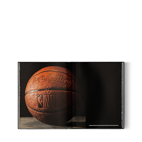 หนังสือ Louis Vuitton Trophy Trunks in ทรังก์ การเดินทาง และ บ้าน's หนังสือและเครื่องเขียน หนังสือปกแข็ง collections by Louis Vuitton (การย่อ/ขยายผลิตภัณฑ์)