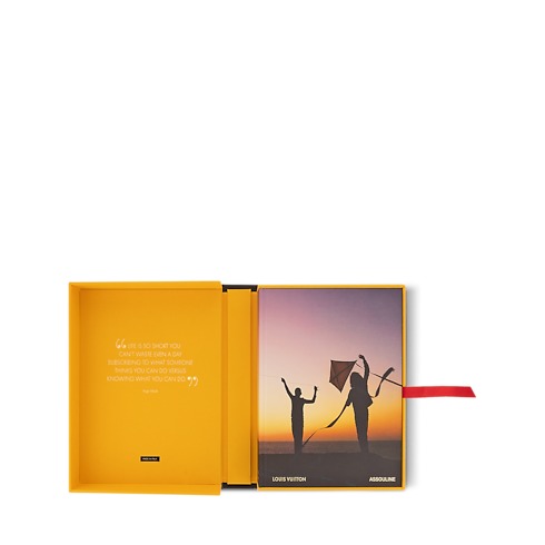 หนังสือ Louis Vuitton Virgil Abloh เวอร์ชันภาษาฝรั่งเศส in ทรังก์ การเดินทาง และ บ้าน's หนังสือและเครื่องเขียน หนังสือปกแข็ง collections by Louis Vuitton (การย่อ/ขยายผลิตภัณฑ์)