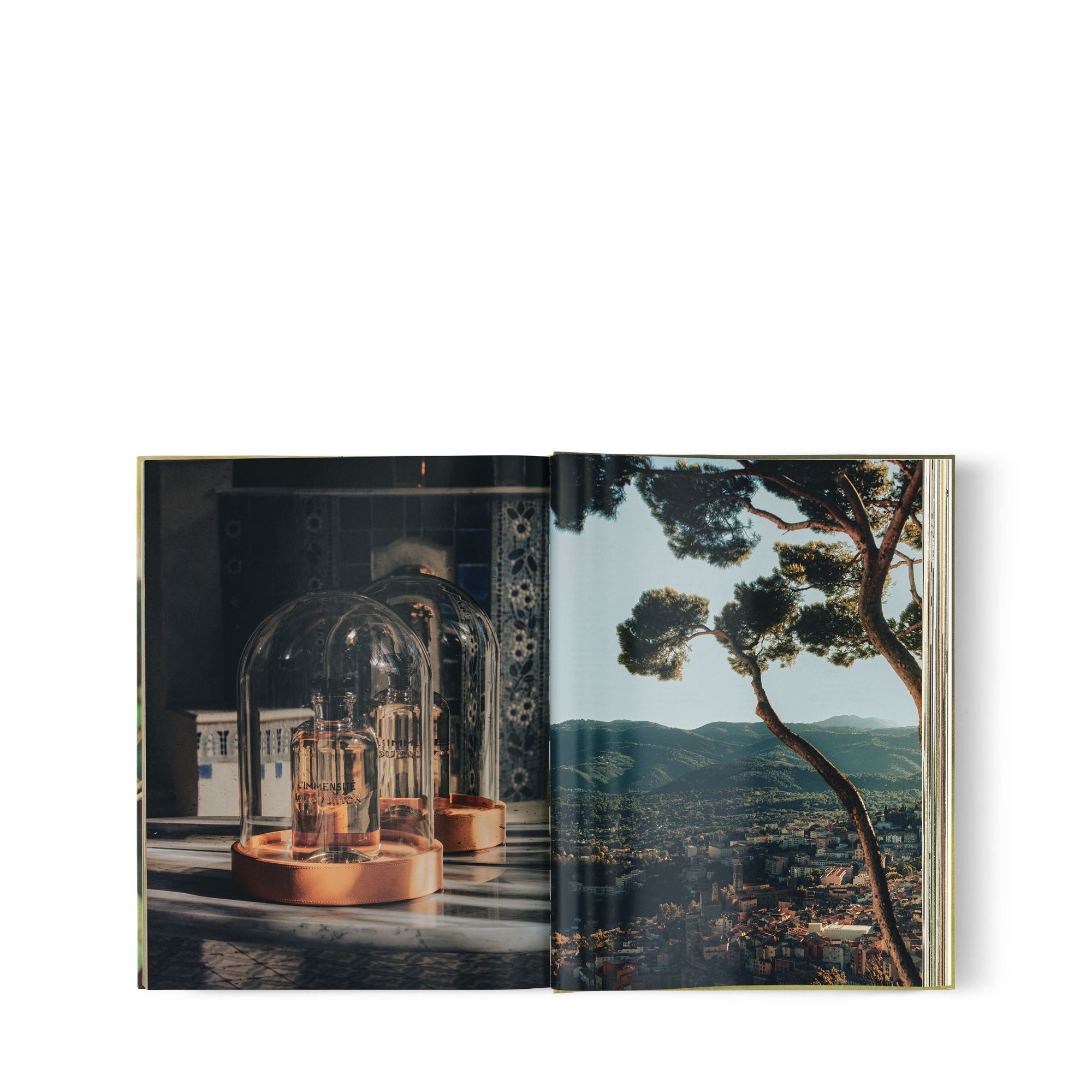หนังสือ Louis Vuitton: A Perfume Atlas เวอร์ชันภาษาอังกฤษ  in ทรังก์ การเดินทาง และ บ้าน