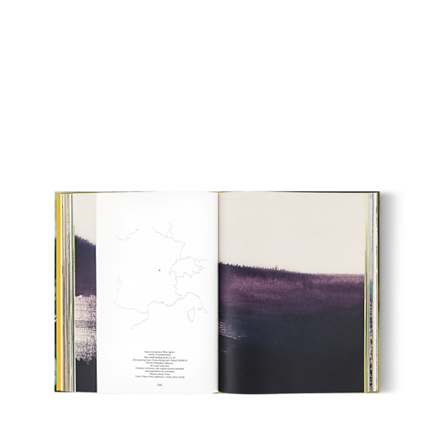 หนังสือ Louis Vuitton: A Perfume Atlas เวอร์ชันภาษาอังกฤษ in ทรังก์ การเดินทาง และ บ้าน's หนังสือและเครื่องเขียน หนังสือปกแข็ง collections by Louis Vuitton (การย่อ/ขยายผลิตภัณฑ์)