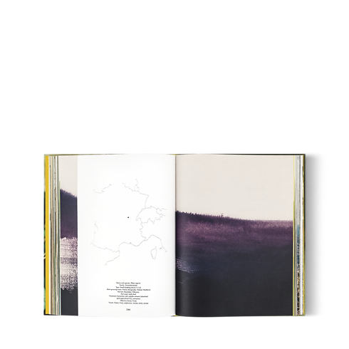 หนังสือ Louis Vuitton: A Perfume Atlas เวอร์ชันภาษาอังกฤษ in ทรังก์ การเดินทาง และ บ้าน's หนังสือและเครื่องเขียน หนังสือปกแข็ง collections by Louis Vuitton (การย่อ/ขยายผลิตภัณฑ์)