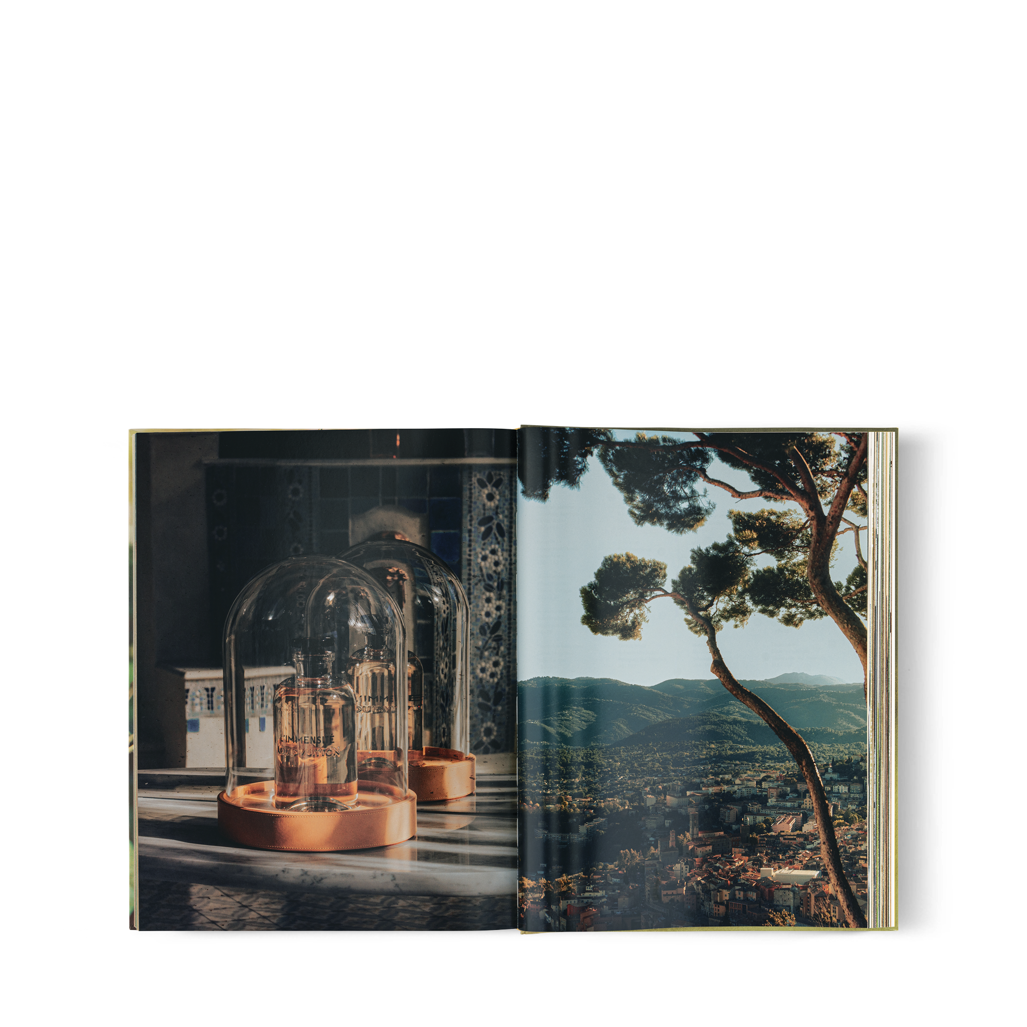 หนังสือ Louis Vuitton: A Perfume Atlas เวอร์ชันภาษาฝรั่งเศส  in ทรังก์ การเดินทาง และ บ้าน