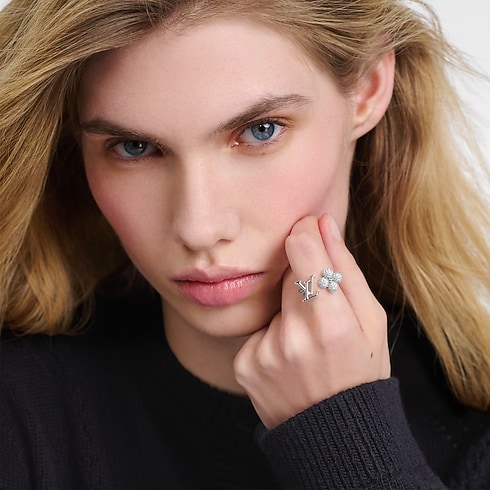 แหวน Louisette Signature Strass . in ผู้หญิง's แฟชั่นจิวเวลรี่ แหวนสำหรับผู้หญิง collections by Louis Vuitton (การย่อ/ขยายผลิตภัณฑ์)