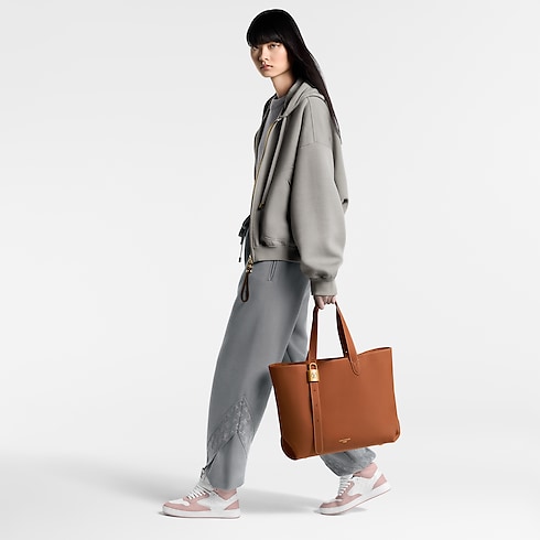 กระเป๋ารุ่น Low Key Cabas MM Low Key in ผู้หญิง's กระเป๋าถือ กระเป๋าถือสำหรับผู้หญิง collections by Louis Vuitton (การย่อ/ขยายผลิตภัณฑ์)