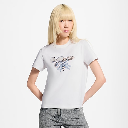 เสื้อยืดพิมพ์ลาย LV Bijoux in ผู้หญิง's เสื้อผ้า เสื้อยืดและเสื้อสเวตเตอร์ collections by Louis Vuitton (การย่อ/ขยายผลิตภัณฑ์)