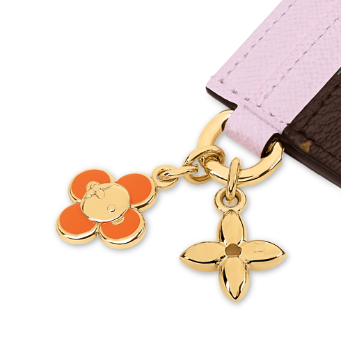 กระเป๋าใส่บัตรรุ่น LV Charms Monogram แคนวาสประเภทอื่น in ผู้หญิง's กระเป๋าสตางค์และผลิตภัณฑ์เครื่องหนังขนาดเล็ก กระเป๋าใส่บัตรและพวงกุญแจสำหรับผู้หญิง collections by Louis Vuitton (การย่อ/ขยายผลิตภัณฑ์)