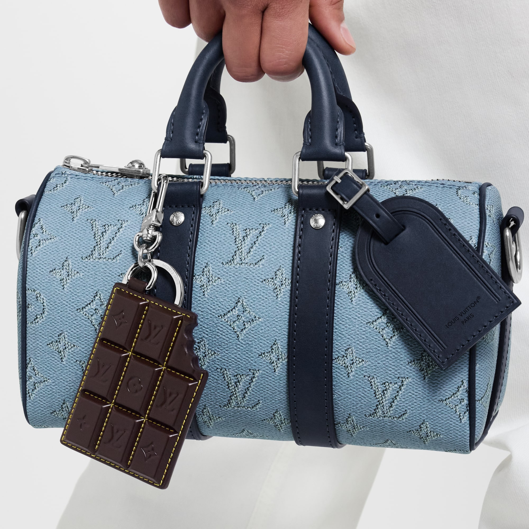 ชาร์มห้อยกระเป๋าและพวงกุญแจรุ่น LV Chocolate Bar . in ผู้ชาย