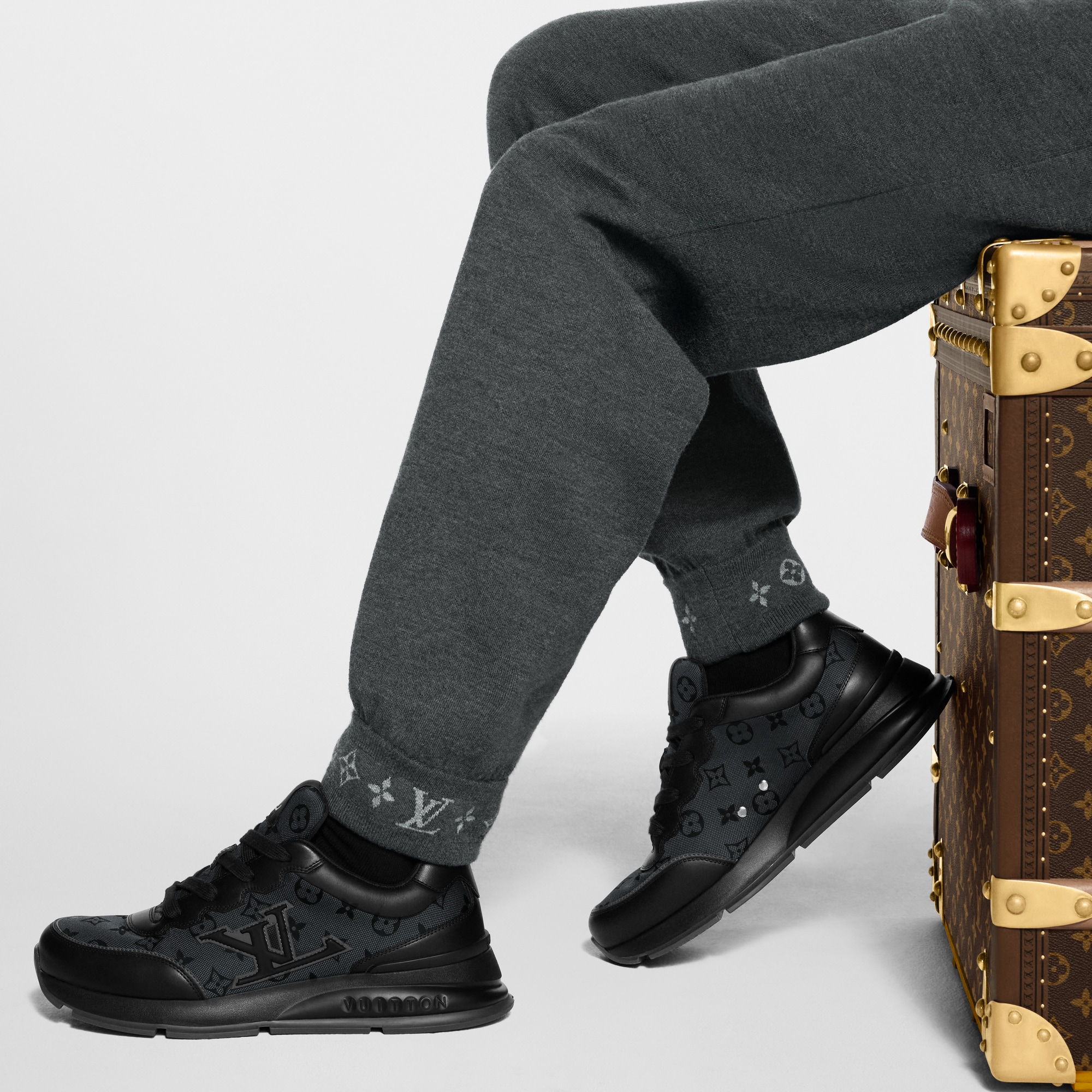 รองเท้าผ้าใบรุ่น LV Classic  in ผู้ชาย