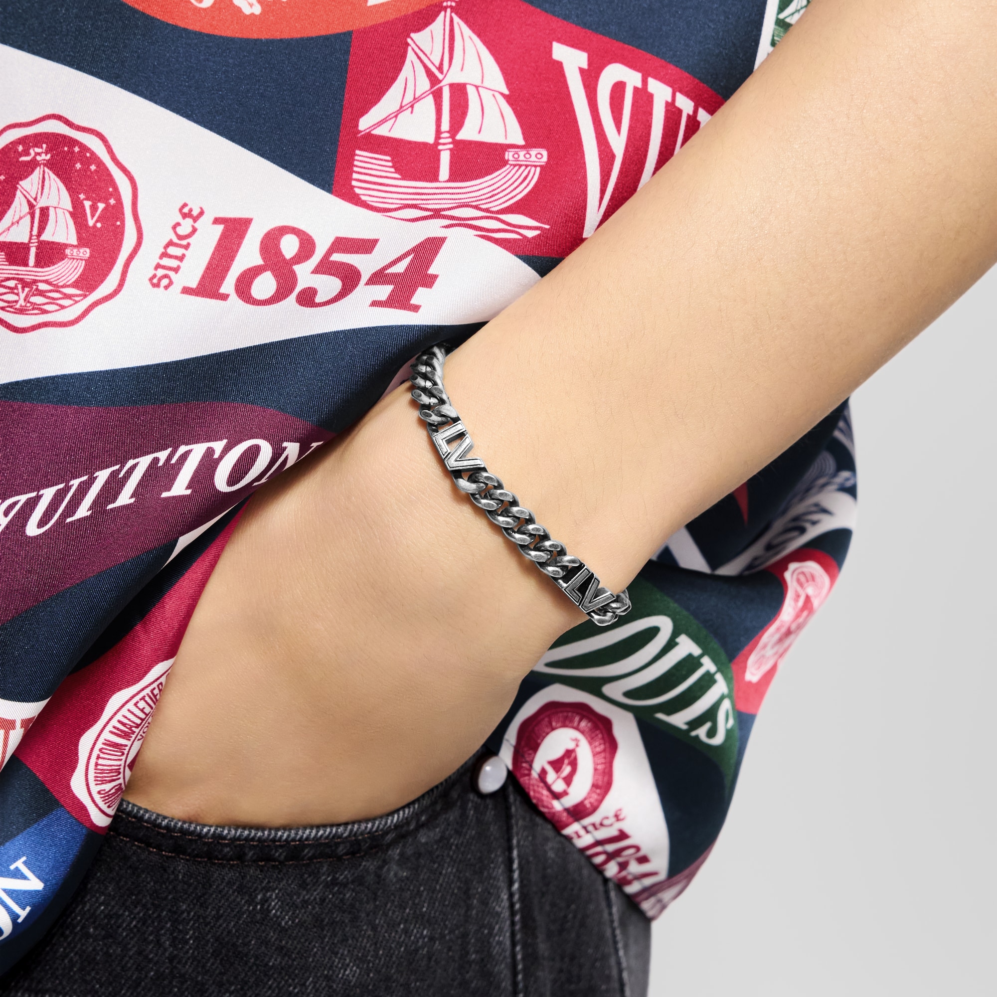 สร้อยข้อมือสายโซ่ LV Club . in ผู้ชาย