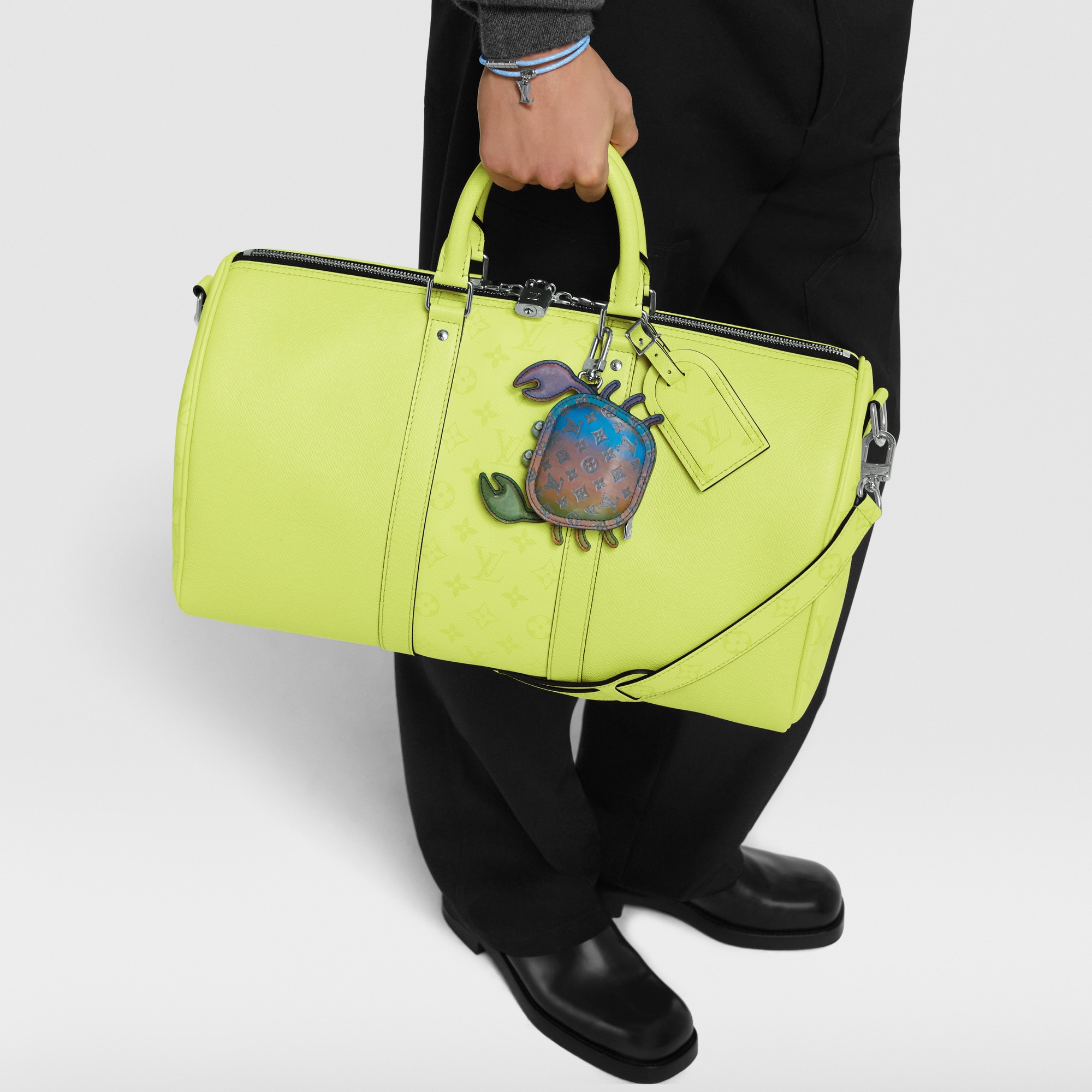 ชาร์มห้อยกระเป๋ารุ่น LV Crab . in ผู้ชาย